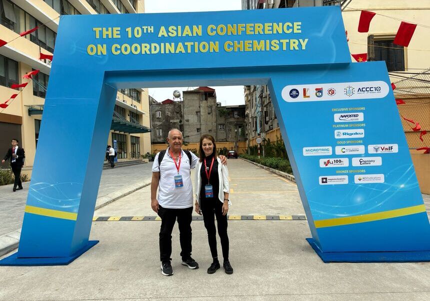 ELS PROFESSORS CARLOS J. GÓMEZ I SAMIA BENMANSOUR SOUILAMAS EN LA 10a CONFERÈNCIA ASIÀTICA SOBRE QUÍMICA DE COORDINACIÓ (10ACCC), HANÓI (VIETNAM)